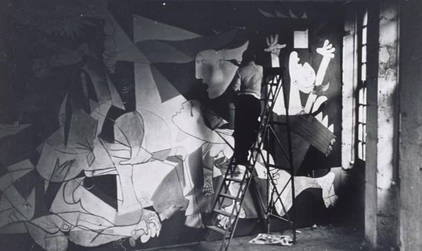 Photo of Picasso working on Gurnica